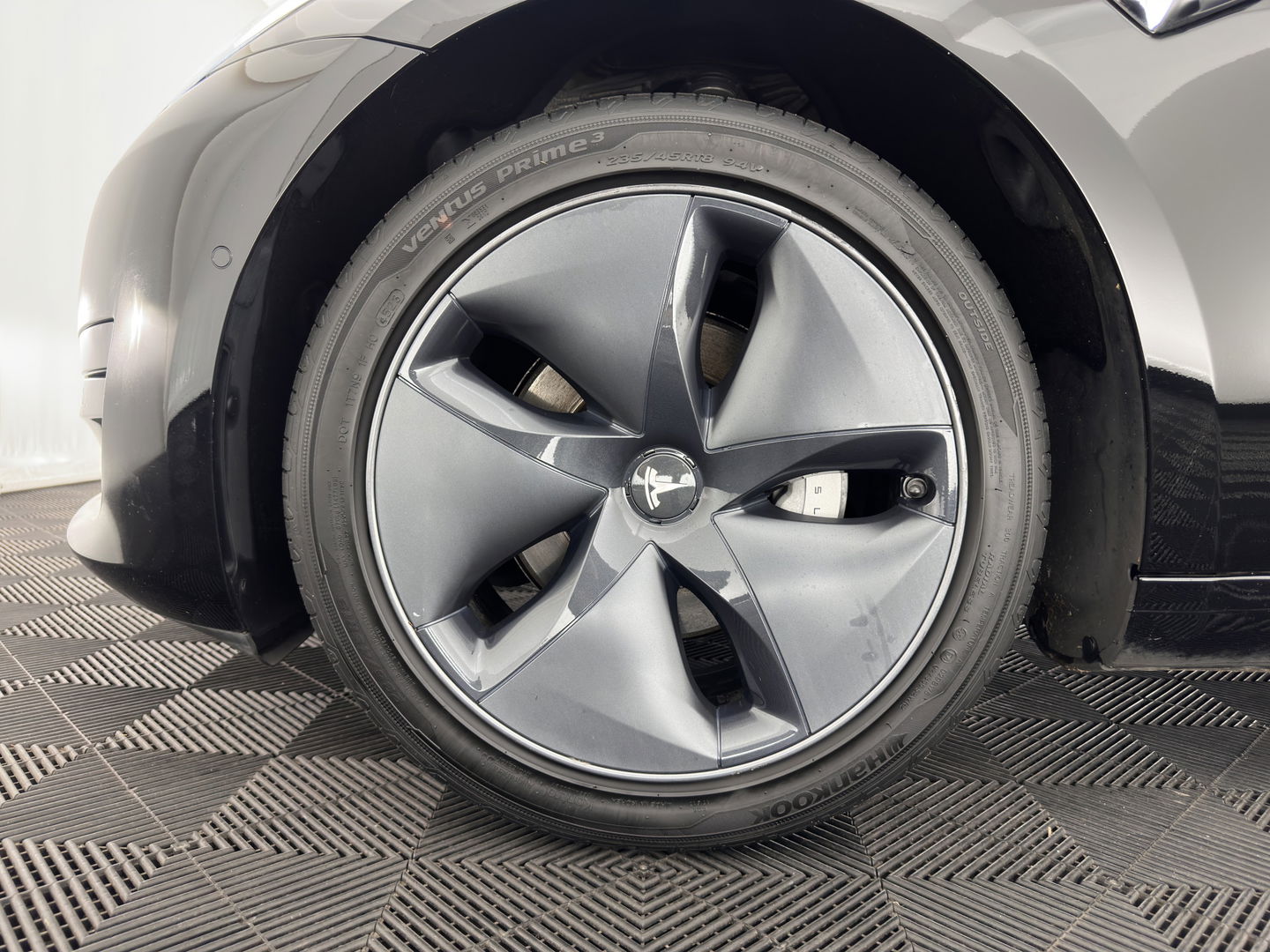 Tesla Model 3 Standard RWD Plus 60 kWh [ 3-Fase ] {SOH-86%} (INCL-BTW) Aut. *PANO | AUTO-PILOT | LEATHER | KEYLESS | FULL-LED | MEMORY-PACK | SURROUND-VIEW | DAB | CARPLAY | DIGI-COCKPIT | LANE-ASSIST | COMFORT-SEATS | 18"ALU*