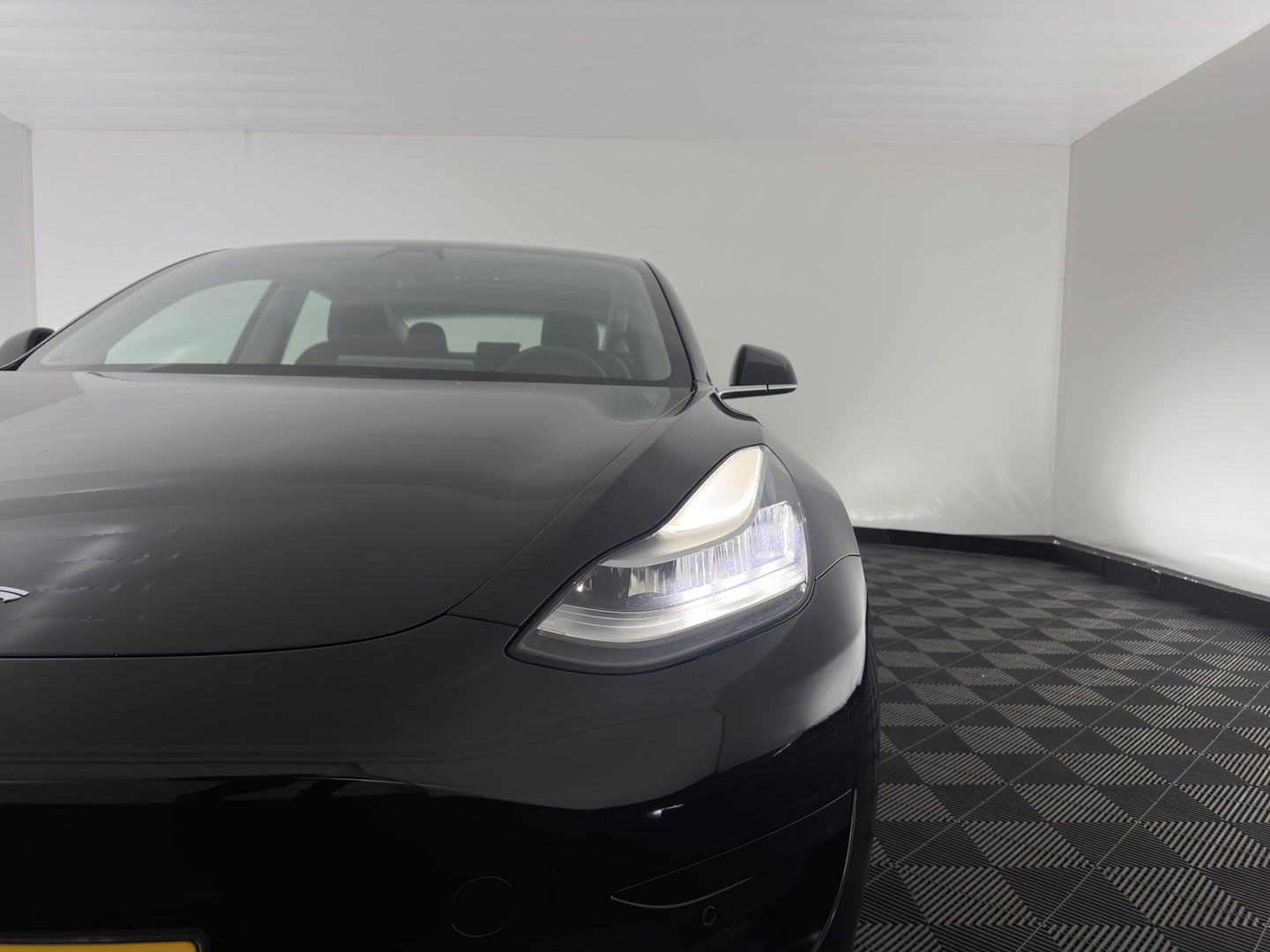 Tesla Model 3 Standard RWD Plus 60 kWh [ 3-Fase ] {SOH-86%} (INCL-BTW) Aut. *PANO | AUTO-PILOT | LEATHER | KEYLESS | FULL-LED | MEMORY-PACK | SURROUND-VIEW | DAB | CARPLAY | DIGI-COCKPIT | LANE-ASSIST | COMFORT-SEATS | 18"ALU*