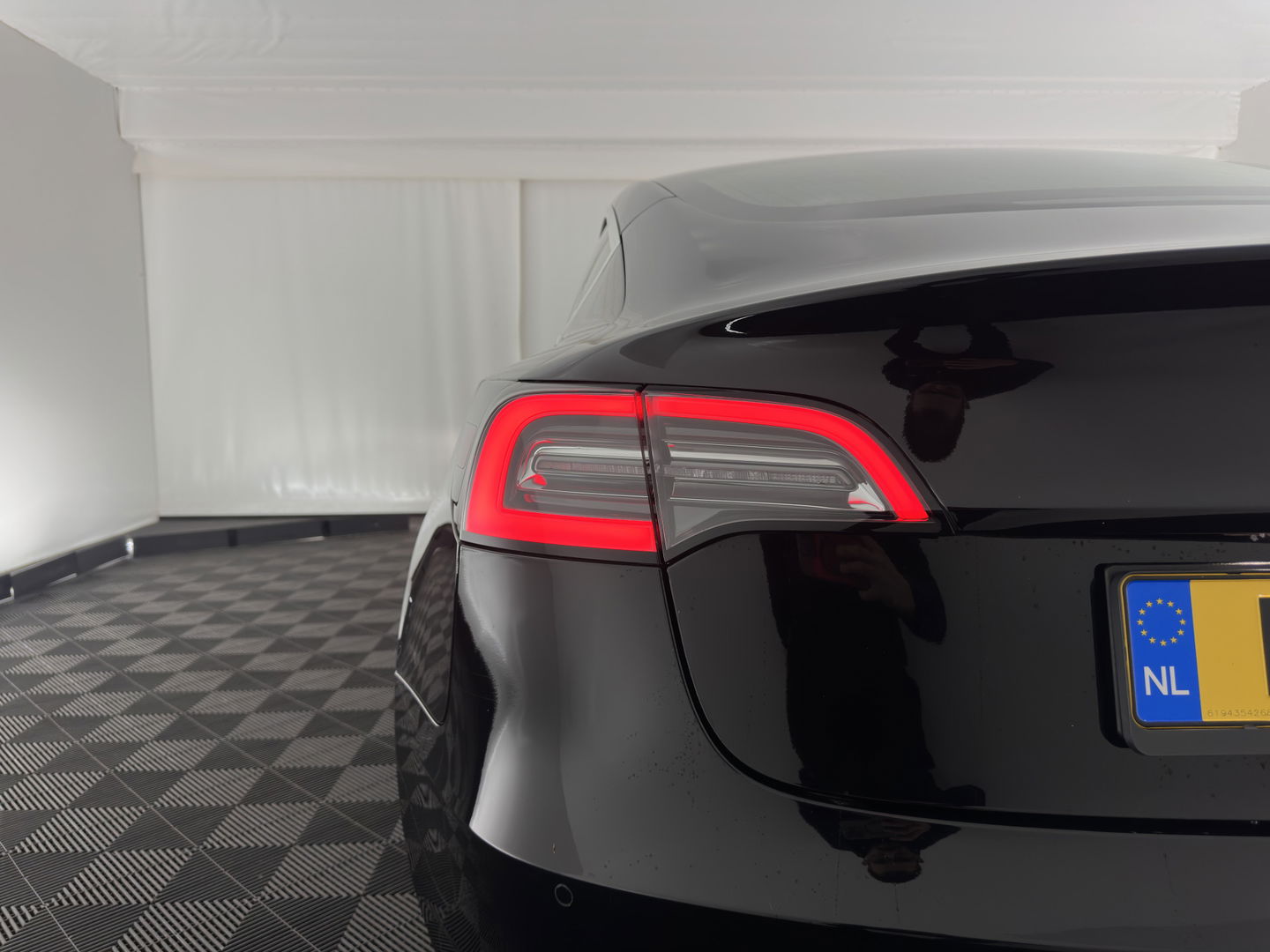 Tesla Model 3 Standard RWD Plus 60 kWh [ 3-Fase ] {SOH-86%} (INCL-BTW) Aut. *PANO | AUTO-PILOT | LEATHER | KEYLESS | FULL-LED | MEMORY-PACK | SURROUND-VIEW | DAB | CARPLAY | DIGI-COCKPIT | LANE-ASSIST | COMFORT-SEATS | 18"ALU*