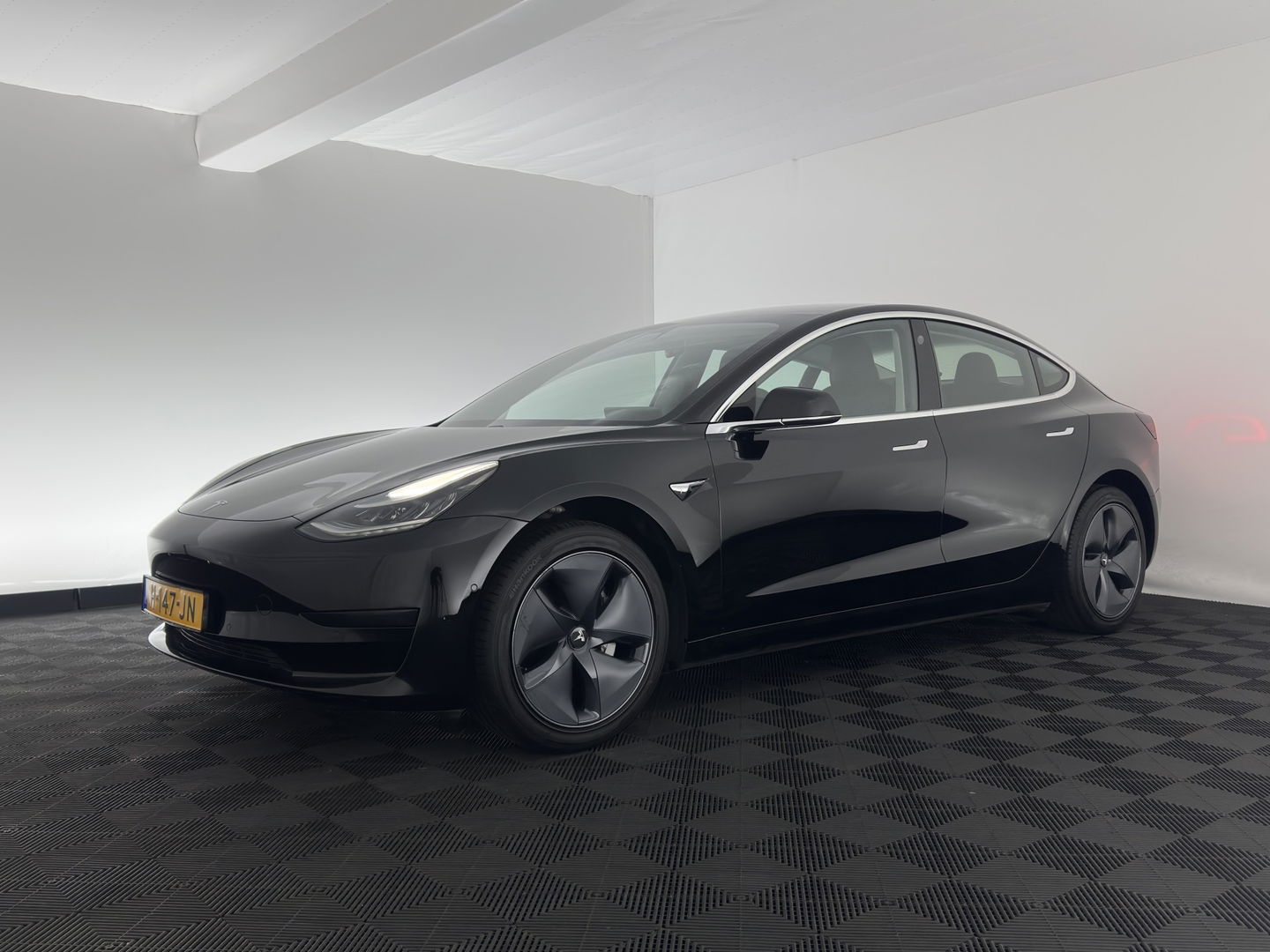 Tesla Model 3 Standard RWD Plus 60 kWh [ 3-Fase ] {SOH-86%} (INCL-BTW) Aut. *PANO | AUTO-PILOT | LEATHER | KEYLESS | FULL-LED | MEMORY-PACK | SURROUND-VIEW | DAB | CARPLAY | DIGI-COCKPIT | LANE-ASSIST | COMFORT-SEATS | 18"ALU*