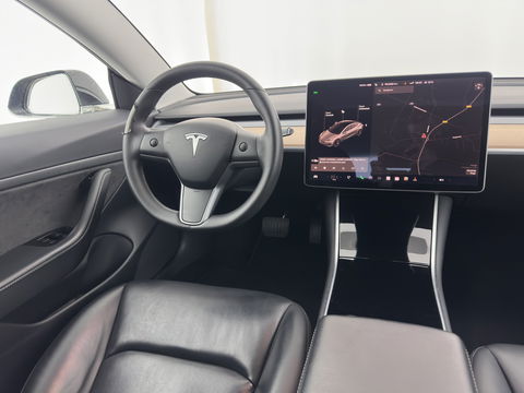 Tesla Model 3 Standard RWD Plus 60 kWh [ 3-Fase ] {SOH-86%} (INCL-BTW) Aut. *PANO | AUTO-PILOT | LEATHER | KEYLESS | FULL-LED | MEMORY-PACK | SURROUND-VIEW | DAB | CARPLAY | DIGI-COCKPIT | LANE-ASSIST | COMFORT-SEATS | 18"ALU*