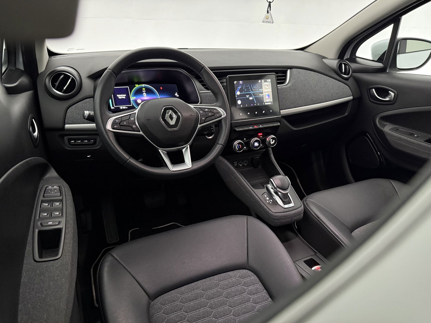 Renault ZOE 50 kWh Huur Accu | SOH 96% | Virtual | Airco | Cruise | Carplay | Camera | Parkeersens.