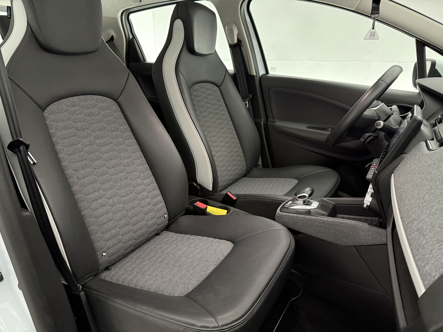 Renault ZOE 50 kWh Huur Accu | SOH 96% | Virtual | Airco | Cruise | Carplay | Camera | Parkeersens.