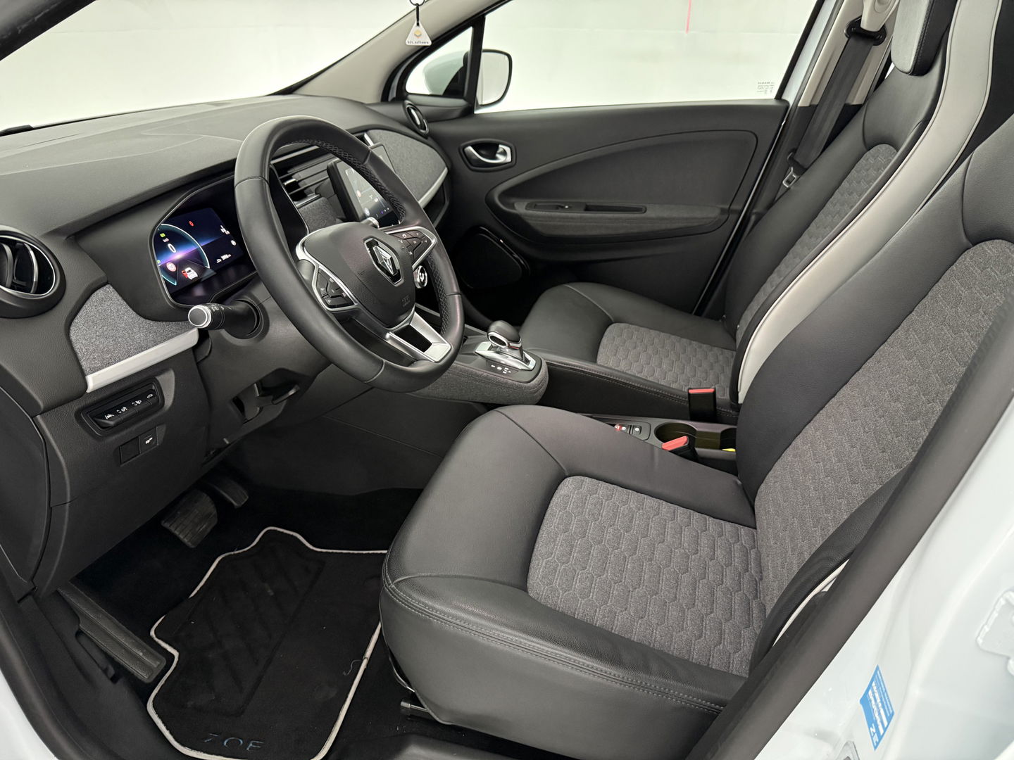 Renault ZOE 50 kWh Huur Accu | SOH 96% | Virtual | Airco | Cruise | Carplay | Camera | Parkeersens.