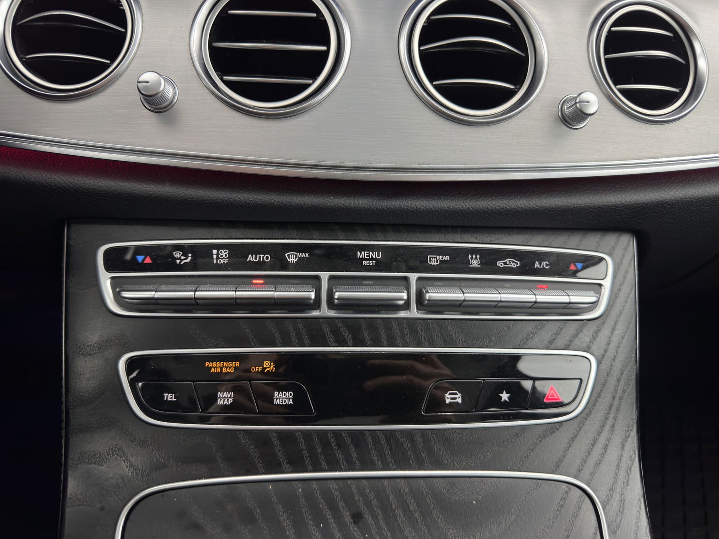 Mercedes-Benz E-Klasse Estate 300 de Luxury Line ( Plug-in ) (INCL-BTW) Aut. *LEATHER | FULL-LED | WIDESCREEN-COCKPIT | BLIND-SPOT | AMBIENT-LIGHT | HEATED-SPORTSEATS | CAMERA | DAB+ | NAVI-FULLMAP | PDC | ADAPTIVE-CRUISE | ECC | 18''ALU*