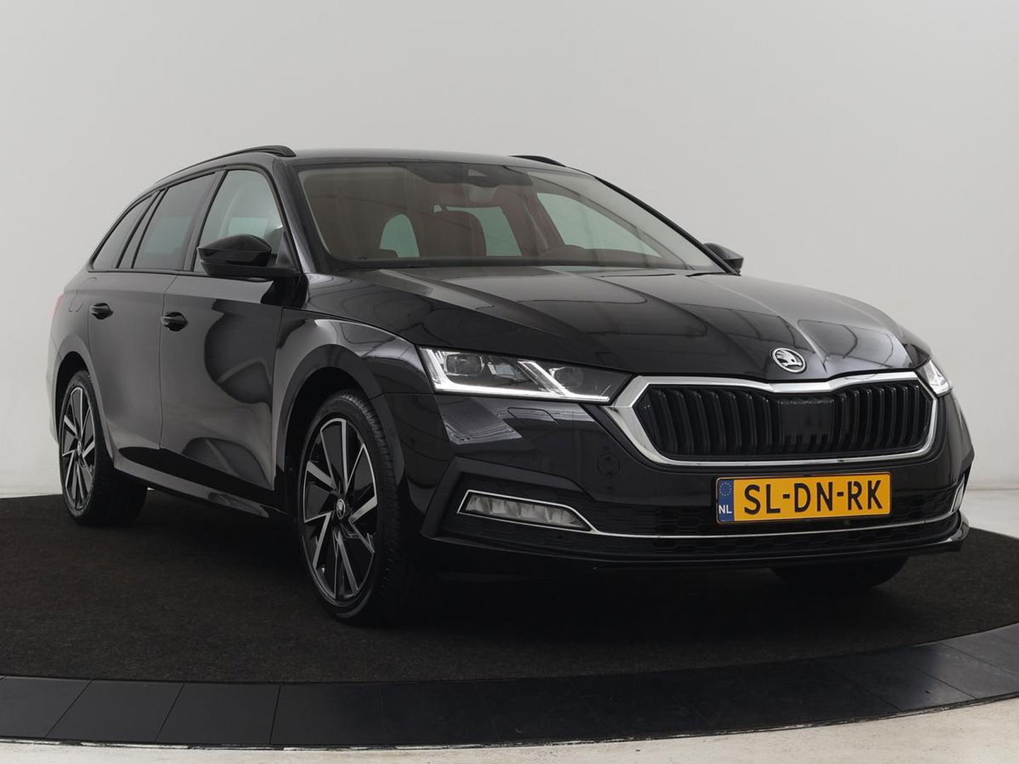 Škoda Octavia 1.4 TSI iV PHEV Business Edition | Head-Up | Stoelverwarming | Adaptive cruise | Camera | Carplay | Sfeerverlichting | Massage | Achterbankverwarming | Navigatie | PHEV | Plug In
