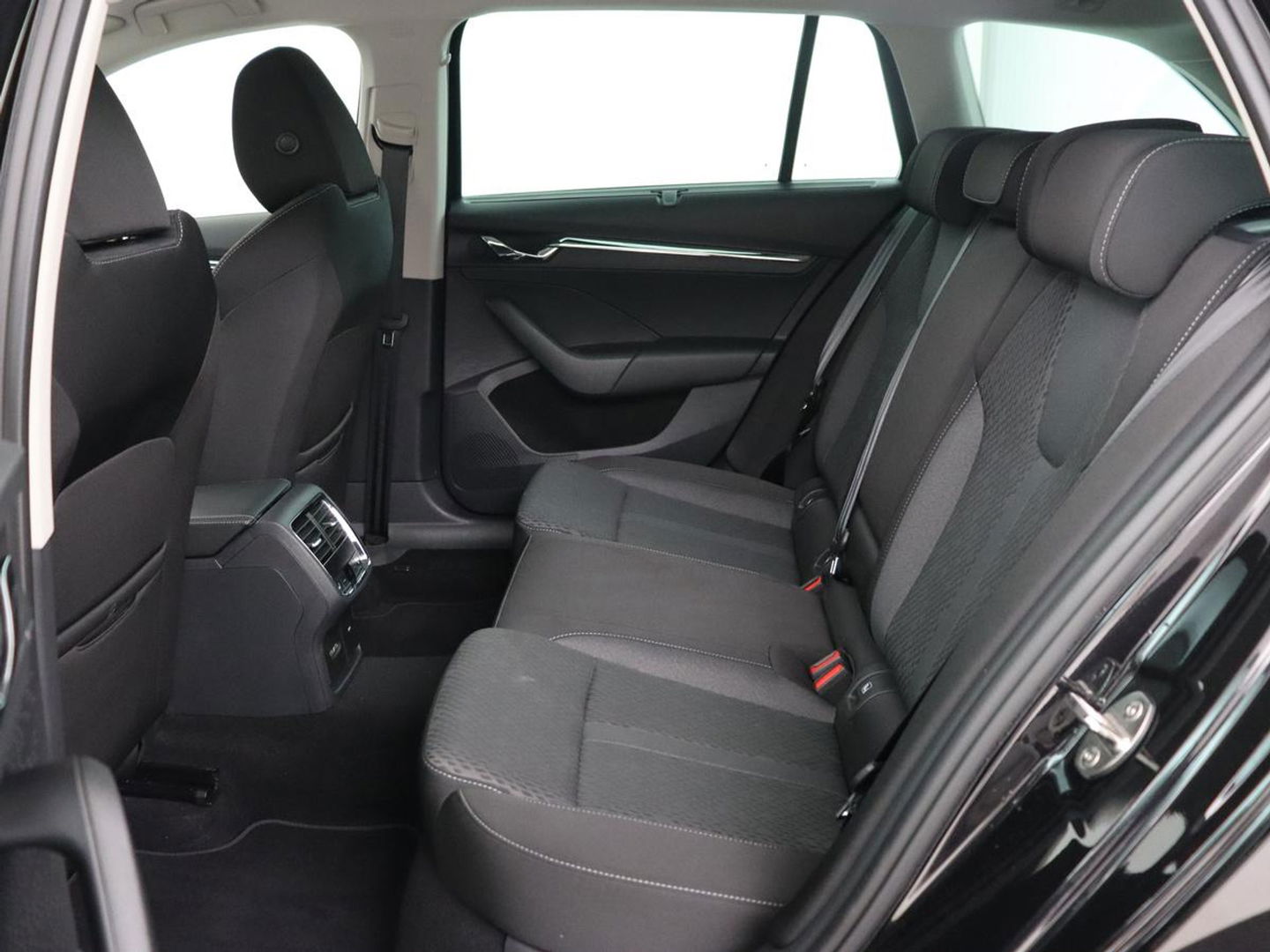 Škoda Octavia 1.4 TSI iV PHEV Business Edition | Head-Up | Stoelverwarming | Adaptive cruise | Camera | Carplay | Sfeerverlichting | Massage | Achterbankverwarming | Navigatie | PHEV | Plug In