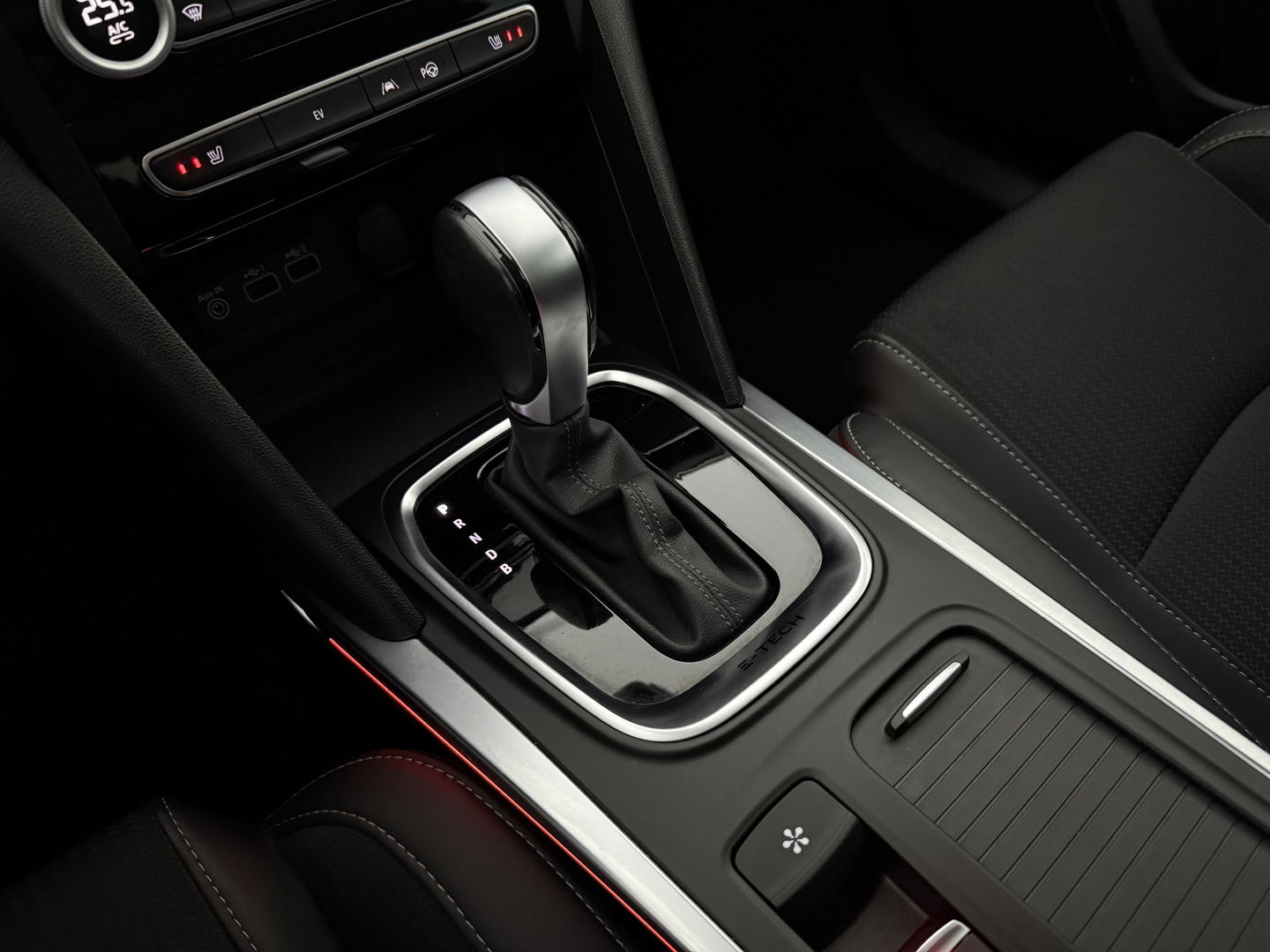 Renault Mégane 1.6 e-Tech Plug-in Intens | SOH 95% | Adap. Cruise | Virtual | Sfeer | HuD | Stoel/Stuur verw. | Camera | Carplay | Keyless