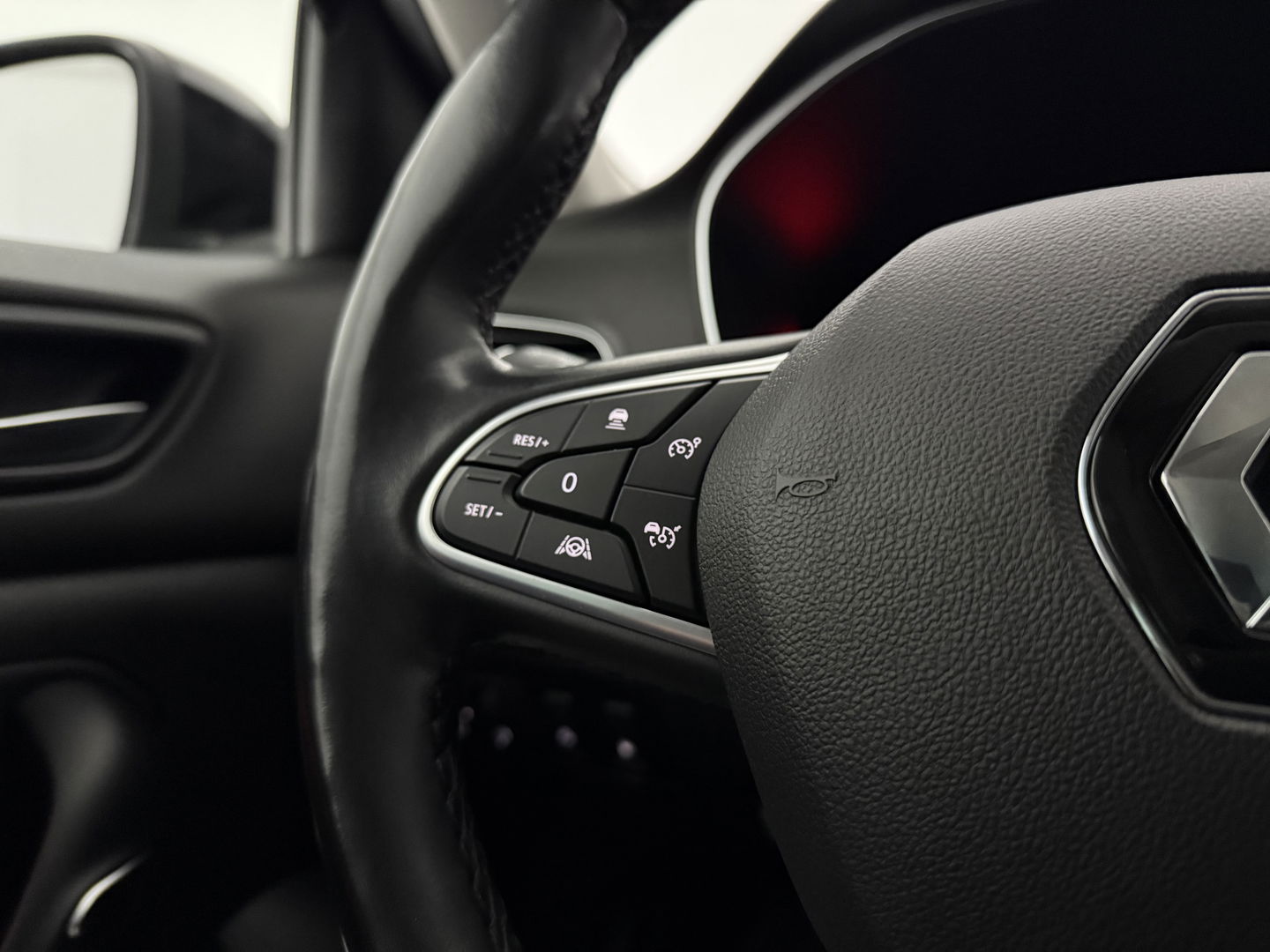 Renault Mégane 1.6 e-Tech Plug-in Intens | SOH 95% | Adap. Cruise | Virtual | Sfeer | HuD | Stoel/Stuur verw. | Camera | Carplay | Keyless