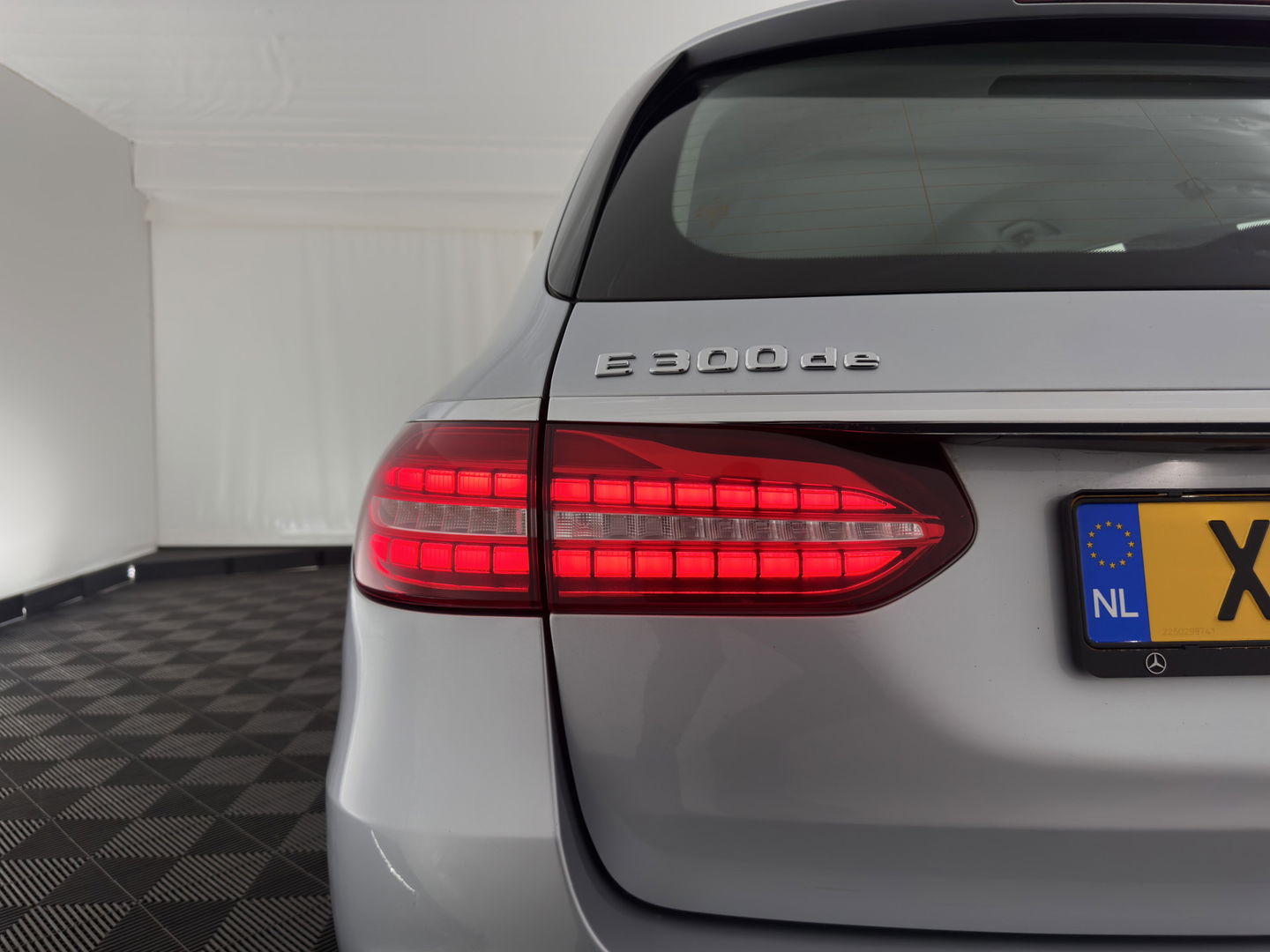 Mercedes-Benz E-Klasse Estate 300 de Luxury Line ( Plug-in ) (INCL-BTW) Aut. *LEATHER | FULL-LED | WIDESCREEN-COCKPIT | BLIND-SPOT | AMBIENT-LIGHT | HEATED-SPORTSEATS | CAMERA | DAB+ | NAVI-FULLMAP | PDC | ADAPTIVE-CRUISE | ECC | 18''ALU*