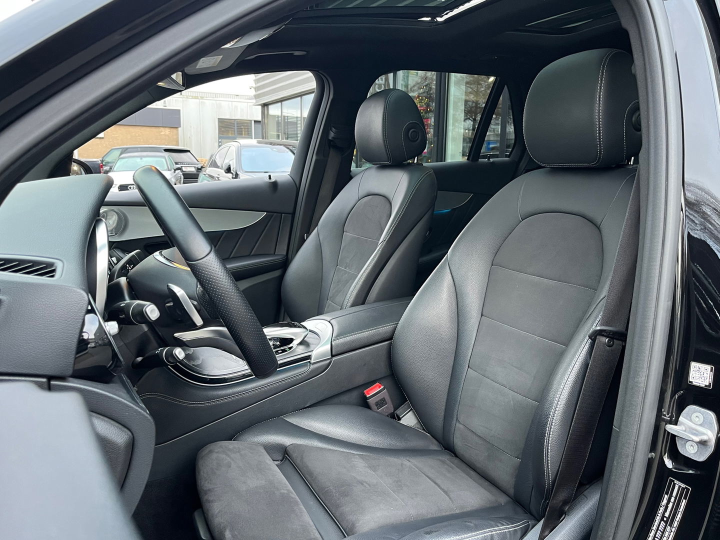 Mercedes-Benz GLC 250 4MATIC AMG|Pano|Burmester|Camera|Stoelverwarming|Ambient Light|NL-Auto|211PK