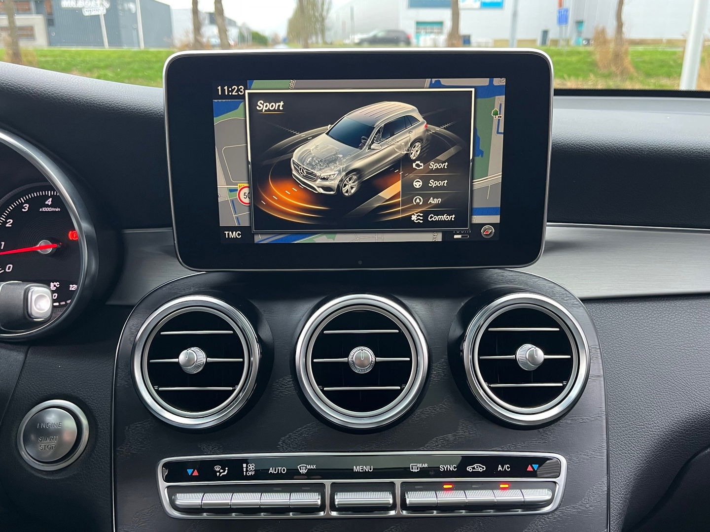 Mercedes-Benz GLC 250 4MATIC AMG|Pano|Burmester|Camera|Stoelverwarming|Ambient Light|NL-Auto|211PK