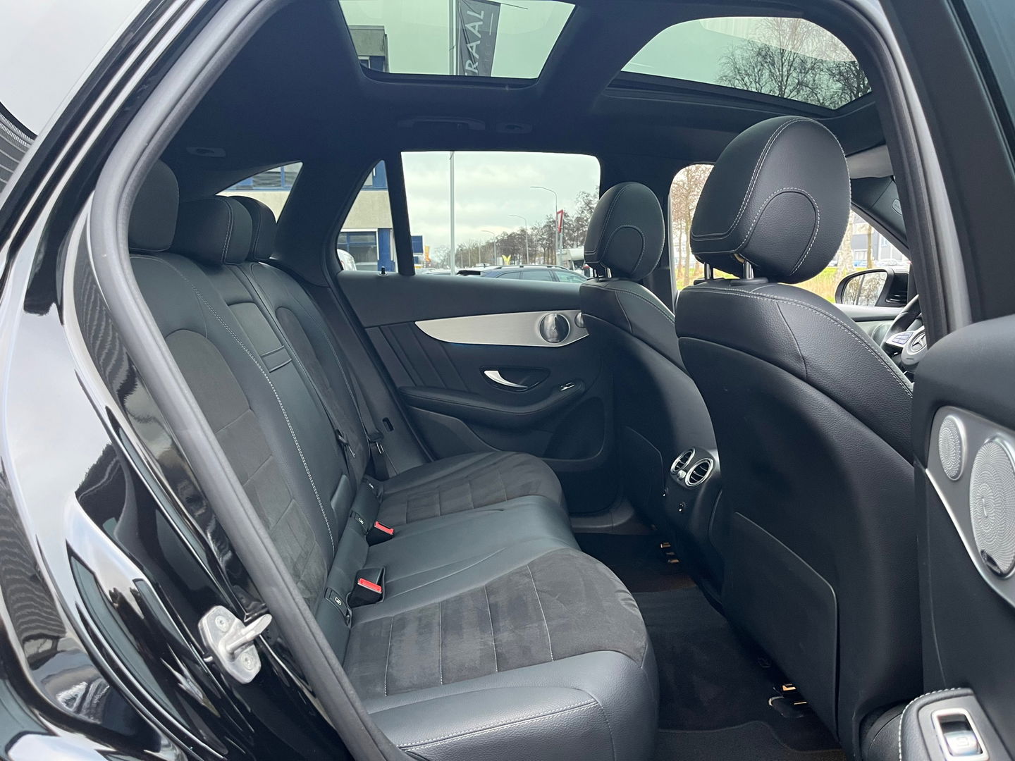 Mercedes-Benz GLC 250 4MATIC AMG|Pano|Burmester|Camera|Stoelverwarming|Ambient Light|NL-Auto|211PK