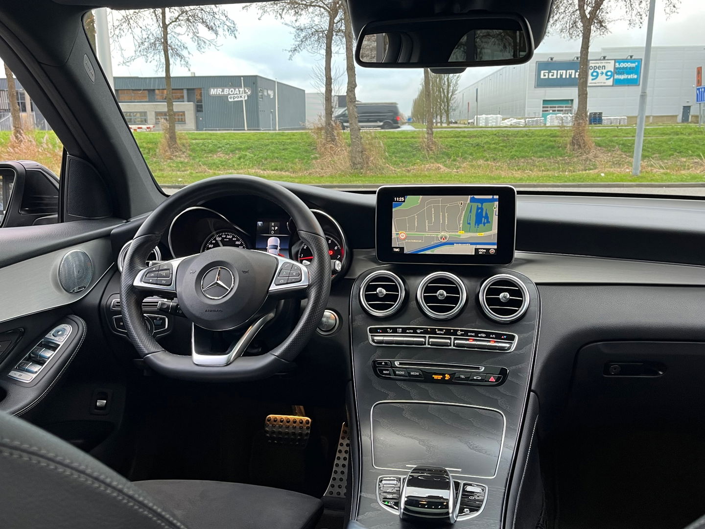 Mercedes-Benz GLC 250 4MATIC AMG|Pano|Burmester|Camera|Stoelverwarming|Ambient Light|NL-Auto|211PK