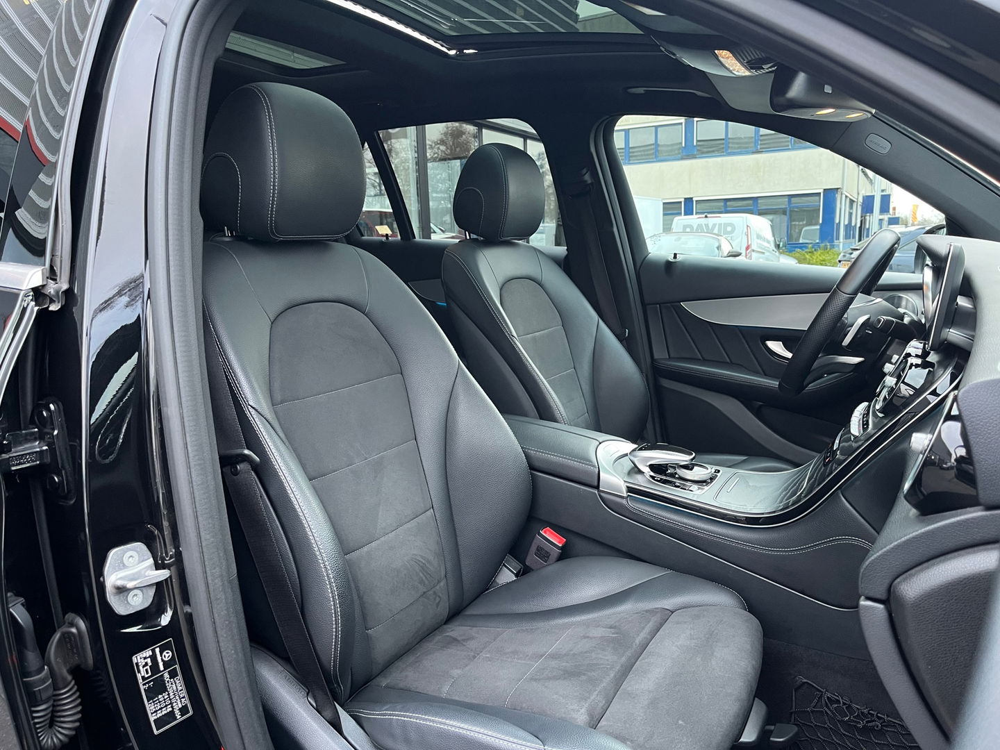 Mercedes-Benz GLC 250 4MATIC AMG|Pano|Burmester|Camera|Stoelverwarming|Ambient Light|NL-Auto|211PK