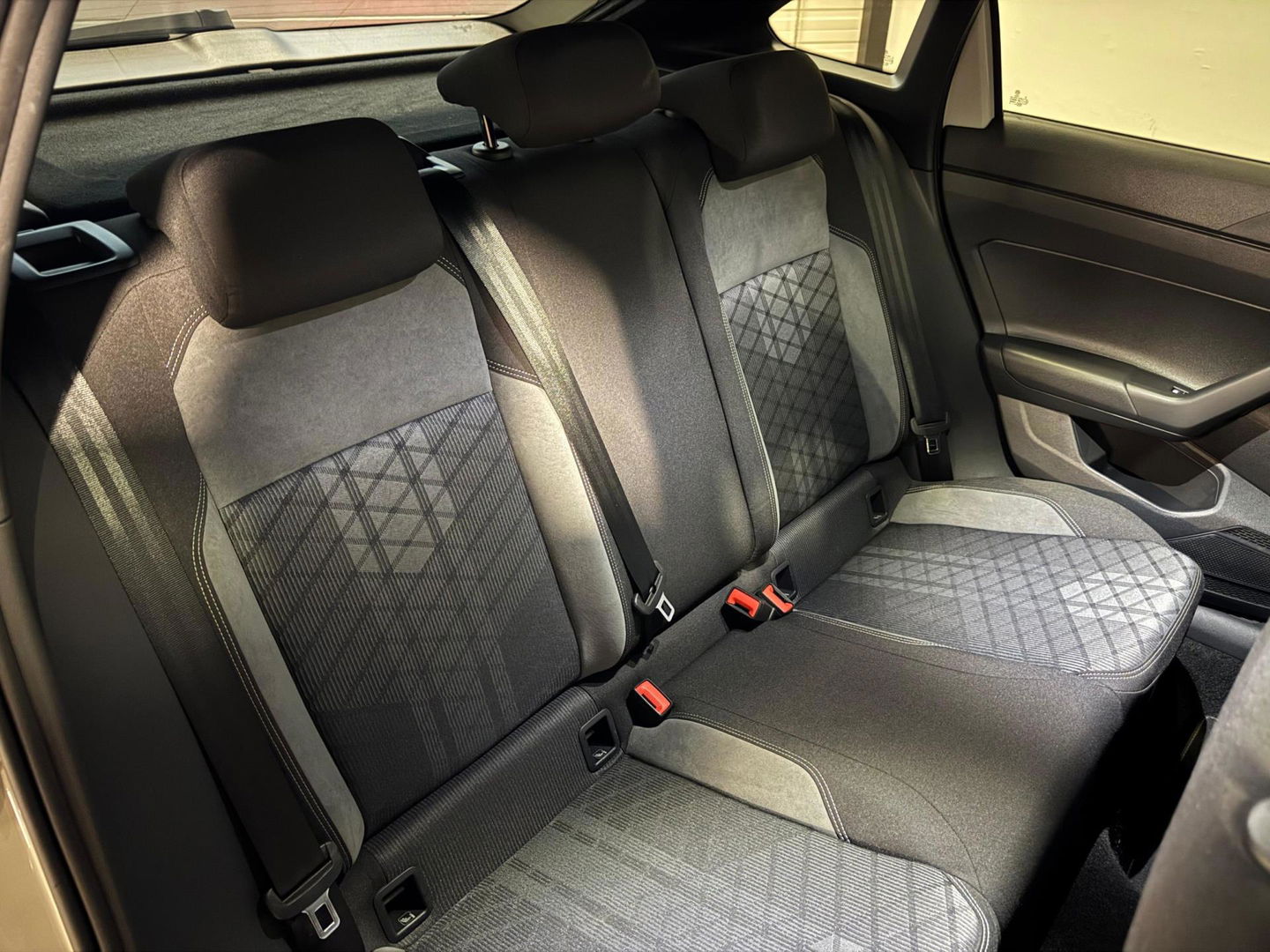 Volkswagen Taigo 1.5 TSI R-Line PANO KEYLESS VOL'