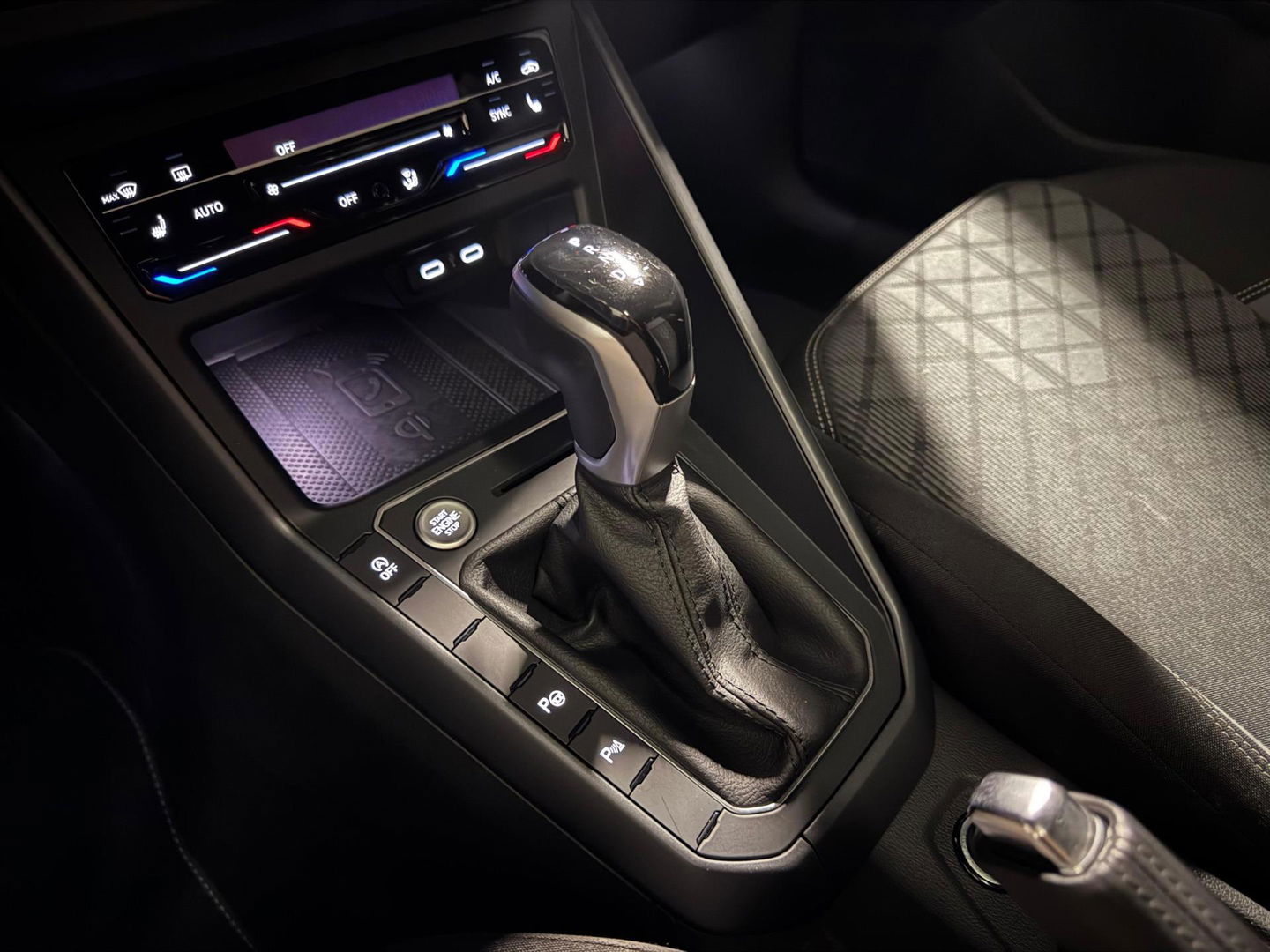 Volkswagen Taigo 1.5 TSI R-Line PANO KEYLESS VOL'