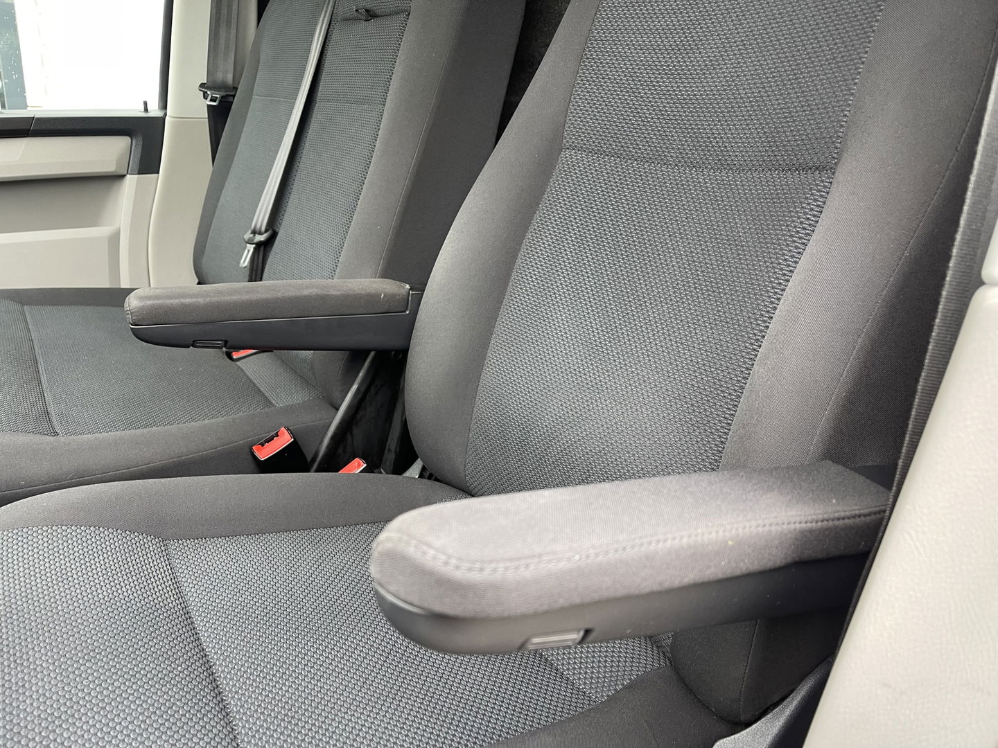 Volkswagen Transporter 2.0 TDI 150pk DSG automaat L2H1 Highline / vaste prijs rijklaar € 24.950 marge / lease vanaf € 407 / airco / cruise / navi / camera / trekhaak 2500 kg / pdc voor en achter !