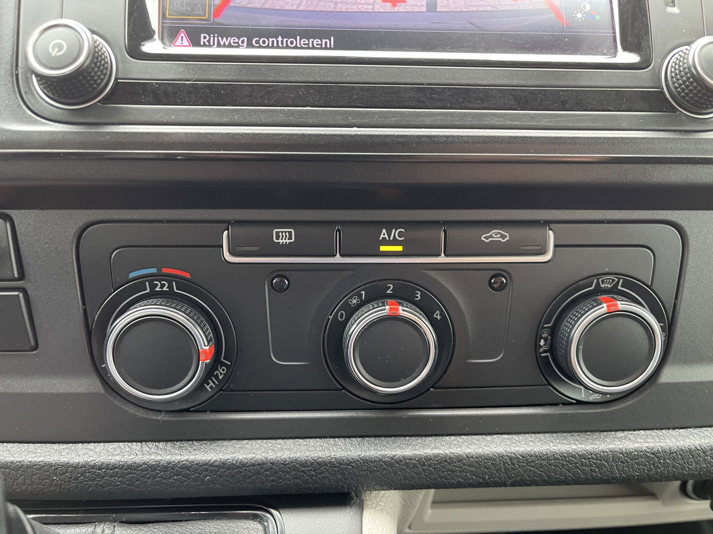 Volkswagen Transporter 2.0 TDI 150pk DSG automaat L2H1 Highline / vaste prijs rijklaar € 24.950 marge / lease vanaf € 407 / airco / cruise / navi / camera / trekhaak 2500 kg / pdc voor en achter !