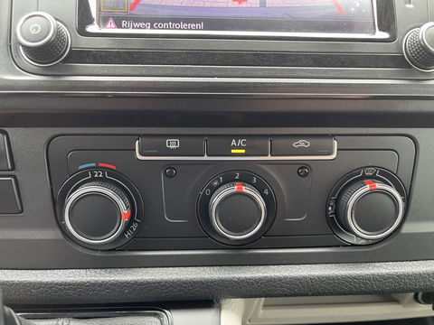 Volkswagen Transporter 2.0 TDI 150pk DSG automaat L2H1 Highline / vaste prijs rijklaar € 24.950 marge / lease vanaf € 407 / airco / cruise / navi / camera / trekhaak 2500 kg / pdc voor en achter !