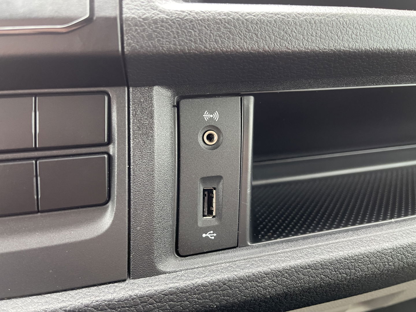 Volkswagen Transporter 2.0 TDI 150pk DSG automaat L2H1 Highline / vaste prijs rijklaar € 24.950 marge / lease vanaf € 407 / airco / cruise / navi / camera / trekhaak 2500 kg / pdc voor en achter !