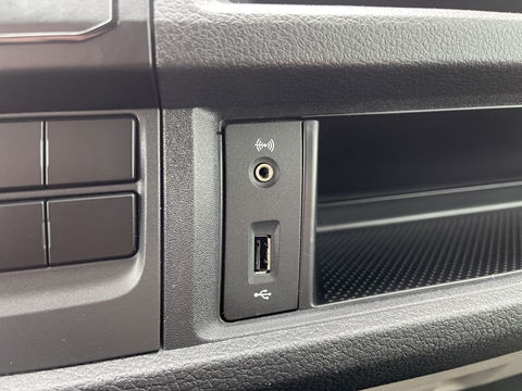 Volkswagen Transporter 2.0 TDI 150pk DSG automaat L2H1 Highline / vaste prijs rijklaar € 24.950 marge / lease vanaf € 407 / airco / cruise / navi / camera / trekhaak 2500 kg / pdc voor en achter !