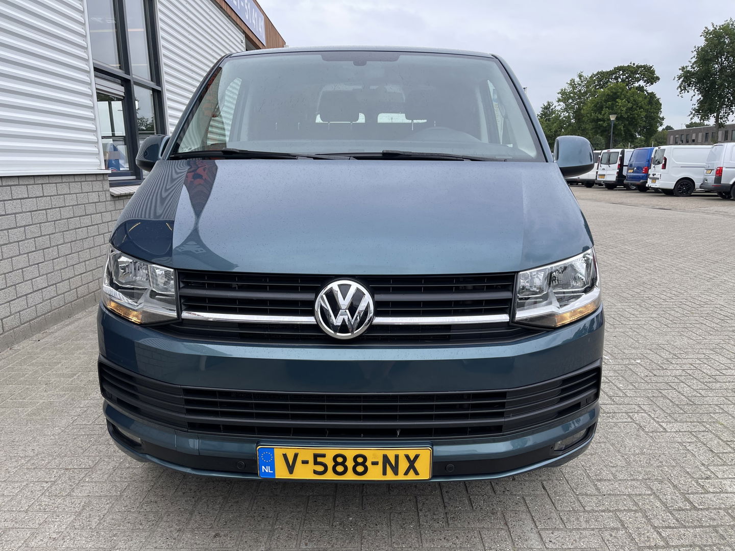 Volkswagen Transporter 2.0 TDI 150pk DSG automaat L2H1 Highline / vaste prijs rijklaar € 24.950 marge / lease vanaf € 407 / airco / cruise / navi / camera / trekhaak 2500 kg / pdc voor en achter !
