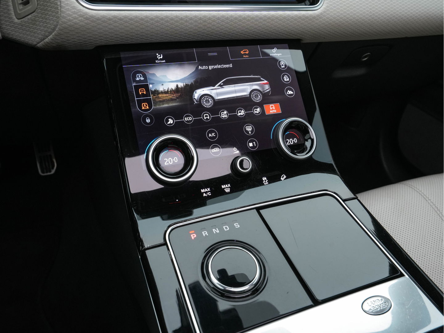 Land Rover Range Rover Velar 3.0 V6 AWD HSE Aut. *PANO | LEATHER | FULL-LED | MEMORY-PACK | BLIND-SPOT | MERIDIAN-SURROUND | DIGI-COCKPIT | CAMERA | KEYLESS | HEATED-COMFORTSEATS | PRIVACY-GLASS | SHIFT-PADDLES | 21 "ALU*