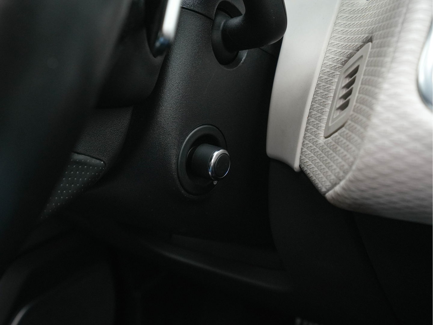 Land Rover Range Rover Velar 3.0 V6 AWD HSE Aut. *PANO | LEATHER | FULL-LED | MEMORY-PACK | BLIND-SPOT | MERIDIAN-SURROUND | DIGI-COCKPIT | CAMERA | KEYLESS | HEATED-COMFORTSEATS | PRIVACY-GLASS | SHIFT-PADDLES | 21 "ALU*