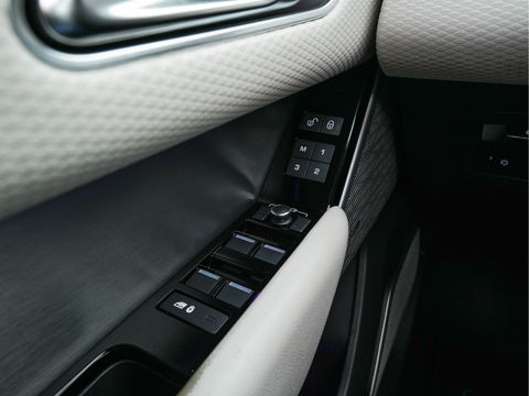 Land Rover Range Rover Velar 3.0 V6 AWD HSE Aut. *PANO | LEATHER | FULL-LED | MEMORY-PACK | BLIND-SPOT | MERIDIAN-SURROUND | DIGI-COCKPIT | CAMERA | KEYLESS | HEATED-COMFORTSEATS | PRIVACY-GLASS | SHIFT-PADDLES | 21 "ALU*