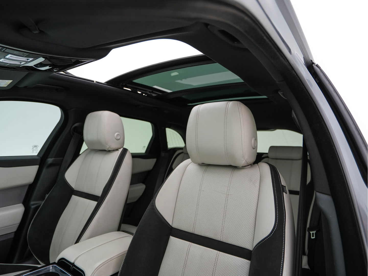 Land Rover Range Rover Velar 3.0 V6 AWD HSE Aut. *PANO | LEATHER | FULL-LED | MEMORY-PACK | BLIND-SPOT | MERIDIAN-SURROUND | DIGI-COCKPIT | CAMERA | KEYLESS | HEATED-COMFORTSEATS | PRIVACY-GLASS | SHIFT-PADDLES | 21 "ALU*