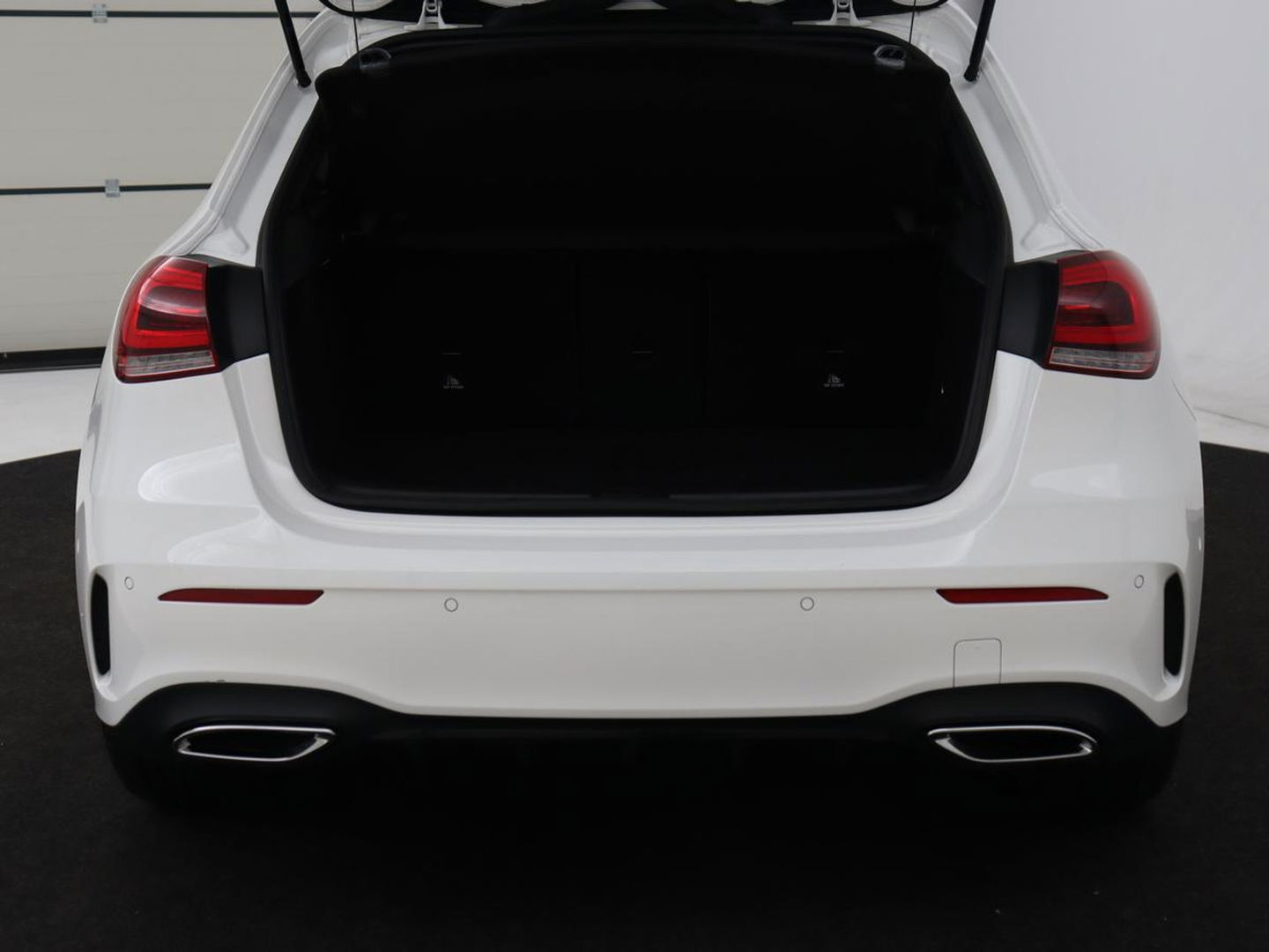 Mercedes-Benz A-Klasse 250e AMG | Panoramadak | Stoelverwarming | Carplay | Leder/Alcantara | Camera | Sfeerverlichting | Navigatie | Park Assist | Climate control | Full LED | PHEV | Plug In