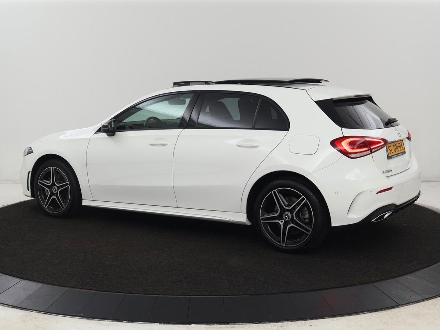 Mercedes-Benz A-Klasse 250e AMG | Panoramadak | Stoelverwarming | Carplay | Leder/Alcantara | Camera | Sfeerverlichting | Navigatie | Park Assist | Climate control | Full LED | PHEV | Plug In