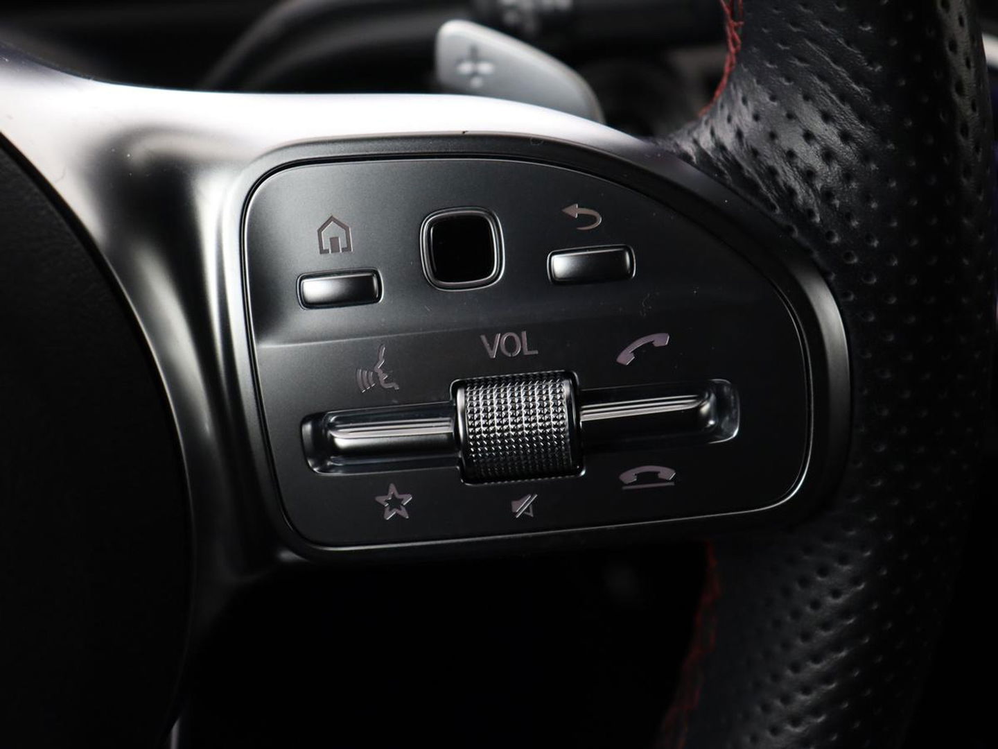 Mercedes-Benz A-Klasse 250e AMG | Panoramadak | Stoelverwarming | Carplay | Leder/Alcantara | Camera | Sfeerverlichting | Navigatie | Park Assist | Climate control | Full LED | PHEV | Plug In