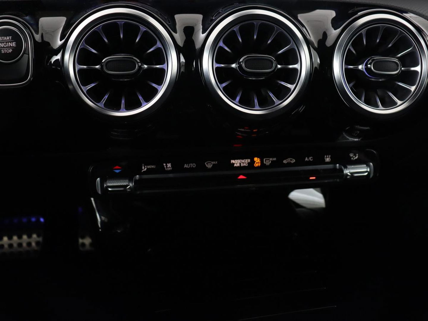 Mercedes-Benz A-Klasse 250e AMG | Panoramadak | Stoelverwarming | Carplay | Leder/Alcantara | Camera | Sfeerverlichting | Navigatie | Park Assist | Climate control | Full LED | PHEV | Plug In