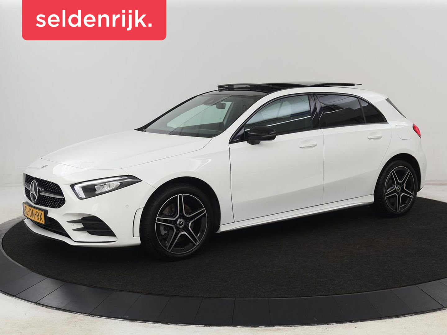 Mercedes-Benz A-Klasse 250e AMG | Panoramadak | Stoelverwarming | Carplay | Leder/Alcantara | Camera | Sfeerverlichting | Navigatie | Park Assist | Climate control | Full LED | PHEV | Plug In