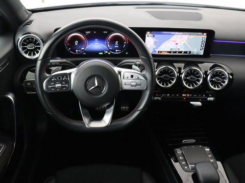 Mercedes-Benz A-Klasse 250e AMG | Panoramadak | Stoelverwarming | Carplay | Leder/Alcantara | Camera | Sfeerverlichting | Navigatie | Park Assist | Climate control | Full LED | PHEV | Plug In
