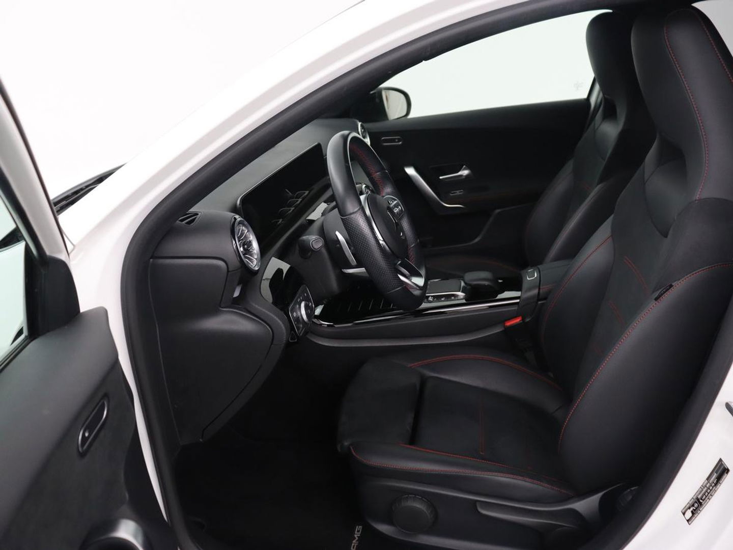 Mercedes-Benz A-Klasse 250e AMG | Panoramadak | Stoelverwarming | Carplay | Leder/Alcantara | Camera | Sfeerverlichting | Navigatie | Park Assist | Climate control | Full LED | PHEV | Plug In