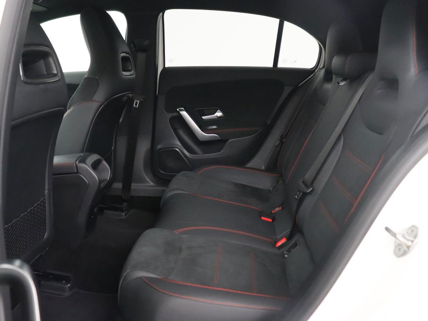 Mercedes-Benz A-Klasse 250e AMG | Panoramadak | Stoelverwarming | Carplay | Leder/Alcantara | Camera | Sfeerverlichting | Navigatie | Park Assist | Climate control | Full LED | PHEV | Plug In