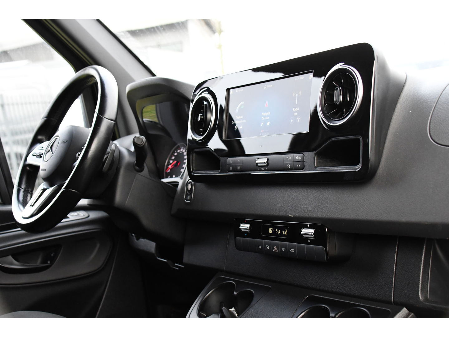 Mercedes-Benz Sprinter 316 2.2 CDI L2H2 Black Edition Camera, Cruise, Carplay, 3500kg Trekhaak, 10,5'' Mbux, Automaat, 164pk, Multimedia, Uniek!