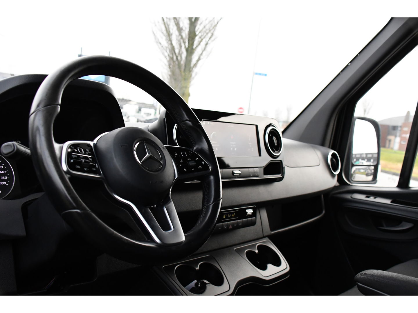 Mercedes-Benz Sprinter 316 2.2 CDI L2H2 Black Edition Camera, Cruise, Carplay, 3500kg Trekhaak, 10,5'' Mbux, Automaat, 164pk, Multimedia, Uniek!