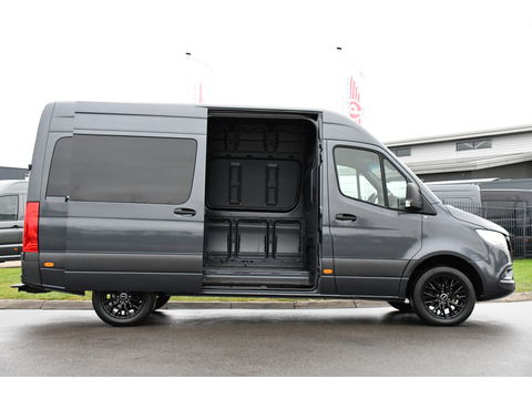 Mercedes-Benz Sprinter 319 V6 3.0 CDI L2H2 DC AMG Edition Camera, Cruise, Carplay, 3500kg Trekhaak, Automaat, Sensoren, mutlimedia, 190pk, Uniek!