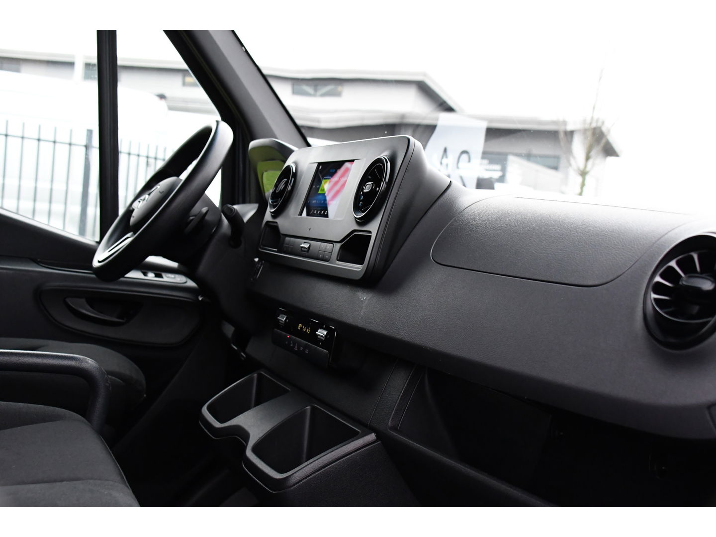 Mercedes-Benz Sprinter 319 V6 3.0 CDI L2H2 DC AMG Edition Camera, Cruise, Carplay, 3500kg Trekhaak, Automaat, Sensoren, mutlimedia, 190pk, Uniek!