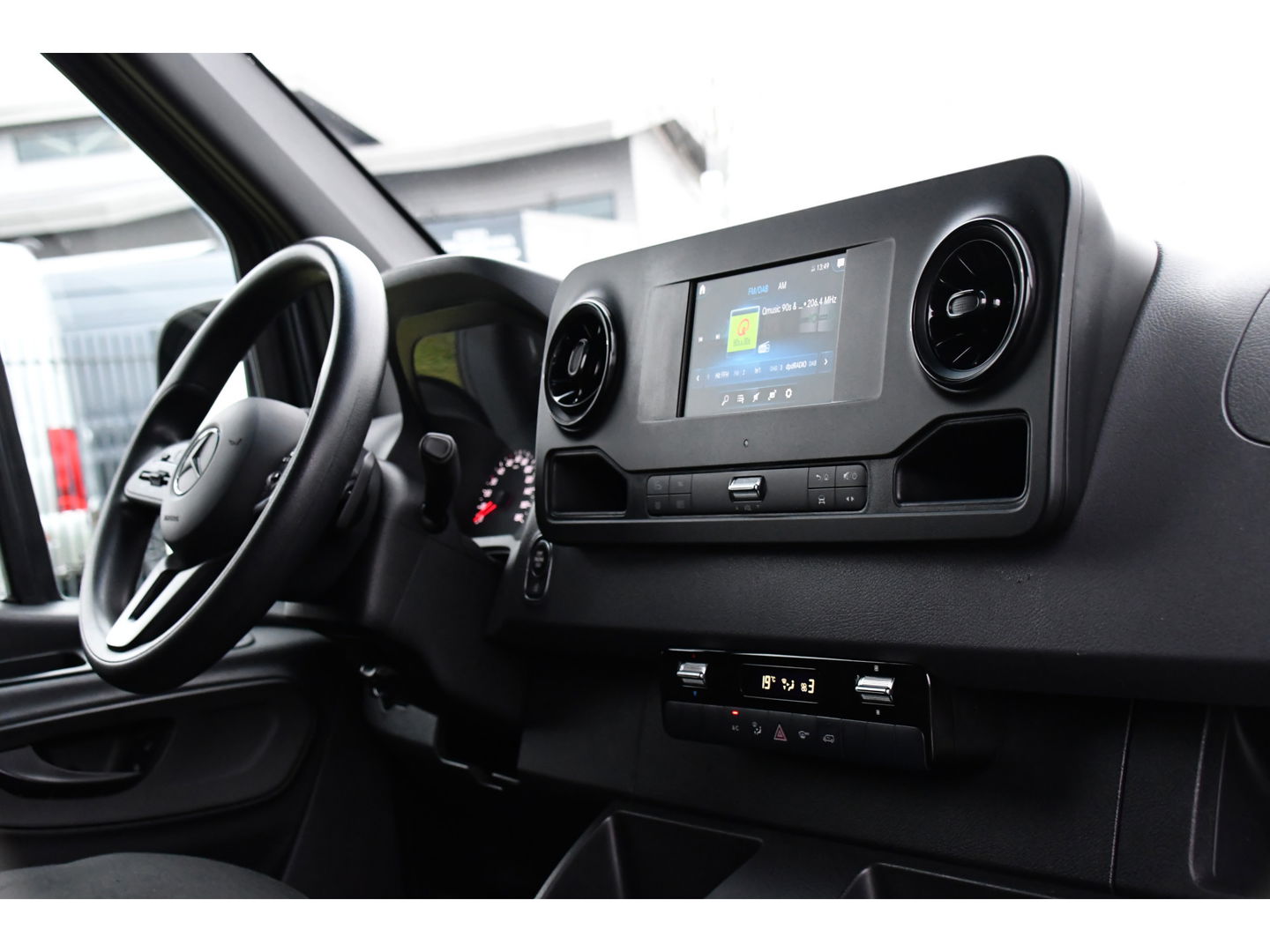 Mercedes-Benz Sprinter 319 V6 3.0 CDI L2H2 DC AMG Edition Camera, Cruise, Carplay, 3500kg Trekhaak, Automaat, Sensoren, mutlimedia, 190pk, Uniek!