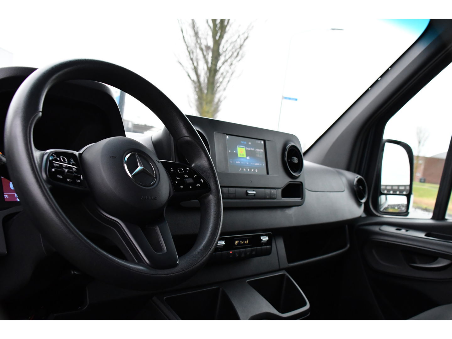 Mercedes-Benz Sprinter 319 V6 3.0 CDI L2H2 DC AMG Edition Camera, Cruise, Carplay, 3500kg Trekhaak, Automaat, Sensoren, mutlimedia, 190pk, Uniek!