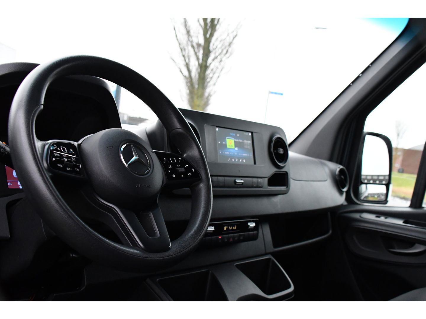 Mercedes-Benz Sprinter 319 V6 3.0 CDI L2H2 DC AMG Edition Camera, Cruise, Carplay, 3500kg Trekhaak, Automaat, Sensoren, mutlimedia, 190pk, Uniek!