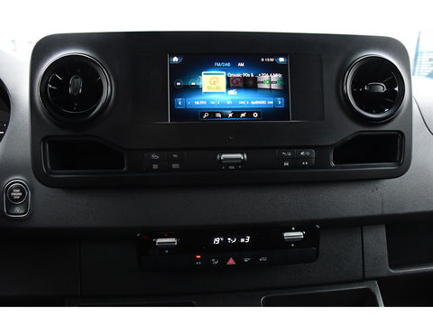 Mercedes-Benz Sprinter 319 V6 3.0 CDI L2H2 DC AMG Edition Camera, Cruise, Carplay, 3500kg Trekhaak, Automaat, Sensoren, mutlimedia, 190pk, Uniek!