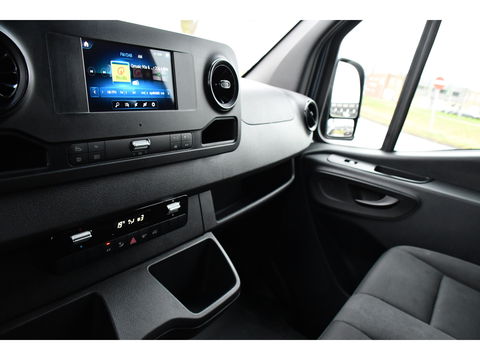 Mercedes-Benz Sprinter 319 V6 3.0 CDI L2H2 DC AMG Edition Camera, Cruise, Carplay, 3500kg Trekhaak, Automaat, Sensoren, mutlimedia, 190pk, Uniek!
