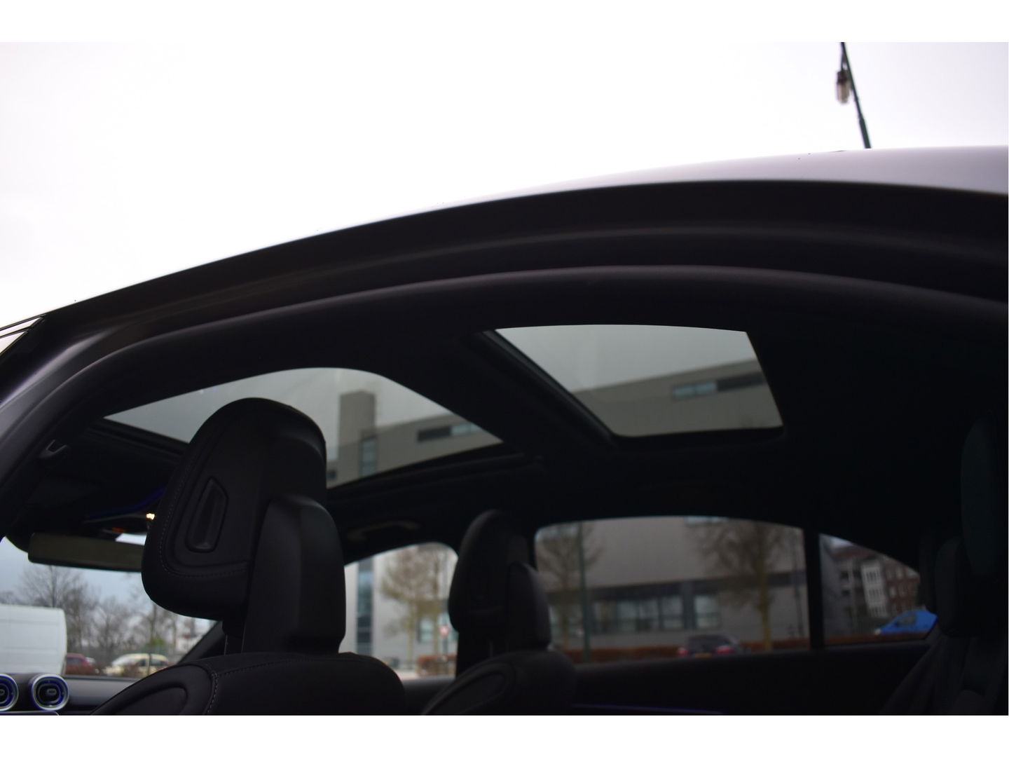 Mercedes-Benz C-Klasse 300 Premium Night AMG Line 259 PK | Uniek | NL-Auto | 1 eigenaar | Matgrijs Magno | Burmester | Pano.dak | Memory | Keyless | Full LED