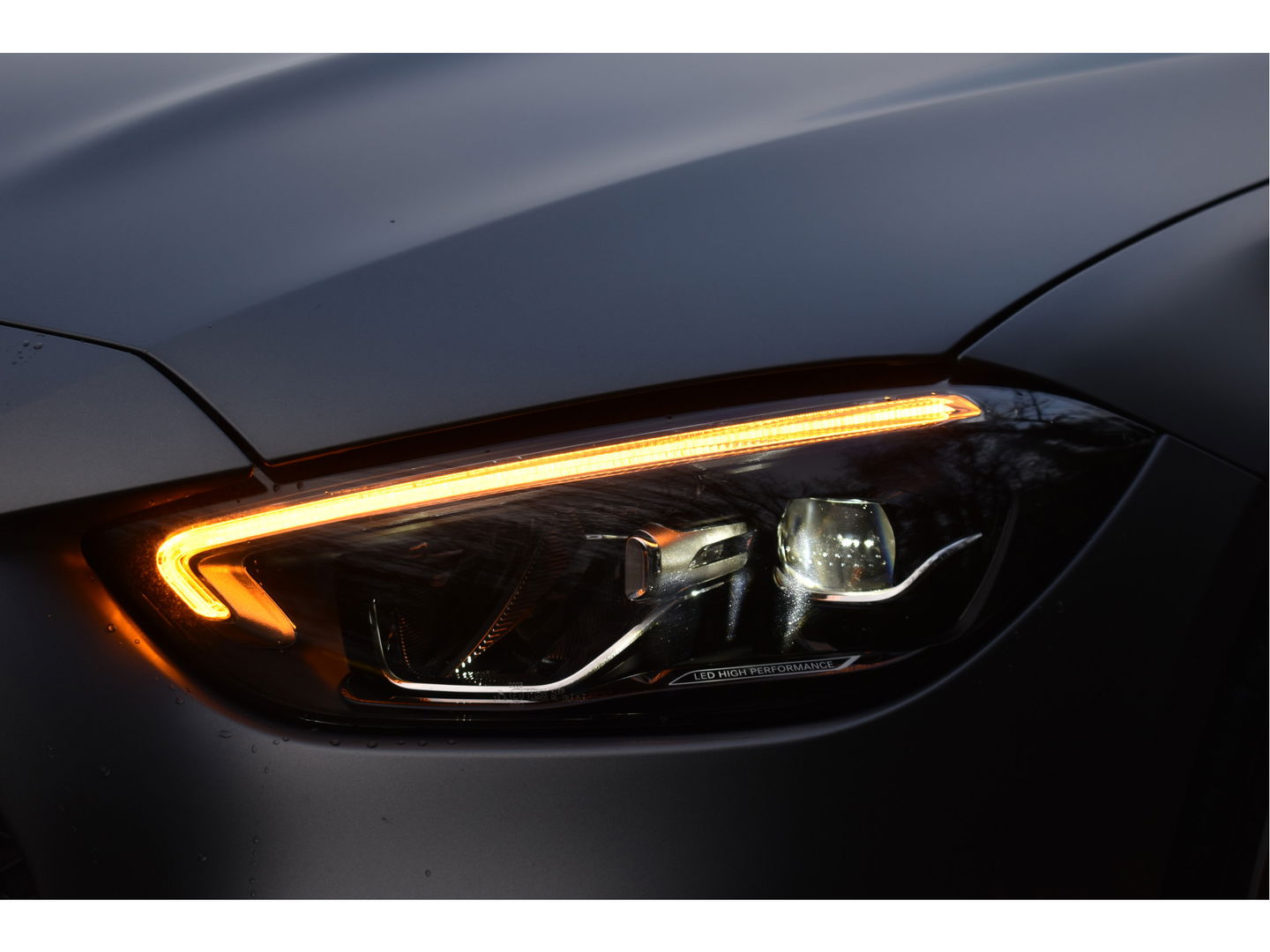 Mercedes-Benz C-Klasse 300 Premium Night AMG Line 259 PK | Uniek | NL-Auto | 1 eigenaar | Matgrijs Magno | Burmester | Pano.dak | Memory | Keyless | Full LED